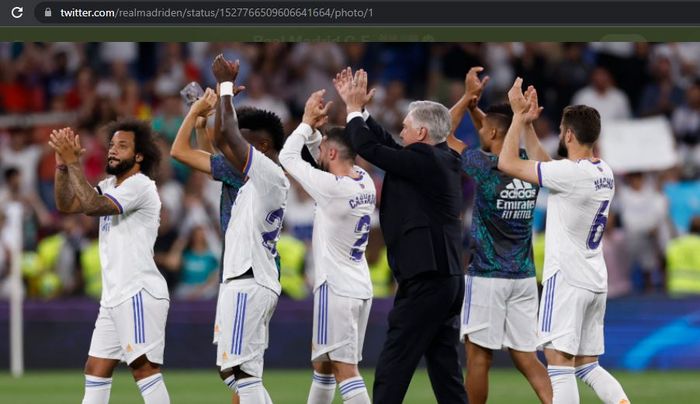 Pelatih dan para pemain Real Madrid mengucapkan terima kasih kepada seluruh fan di Santiago Bernabeu seusai laga melawan Real Betis di pekan ke-38 Liga Spanyol 2021-2022