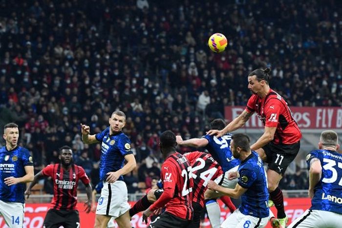 Momen saat Zlatan Ibrahimovic hendak menyundul bola dalam duel Liga Italia antara AC Milan vs Inter Milan di San Siro (7/11/2021).