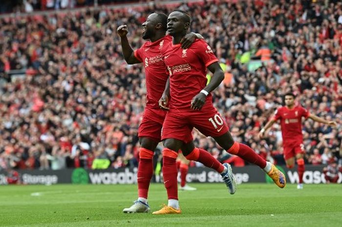 Eks striker Liverpool, Sadio Mane, merayakan gol bersama Naby Keita dalam laga Liga Inggris kontra Wolverhampton Wanderers di Stadion Anfield, Minggu (22/5/2022).