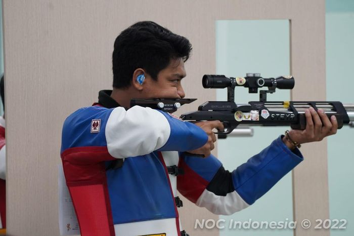 Muhammad Chuwai Zam turun di nomor inidividu 10m running target putra dan membawa pulang medali perunggu SEA Games 2021 di The Shooting Range Hanoi Sports Training and Competition Center, Minggu (22/5).