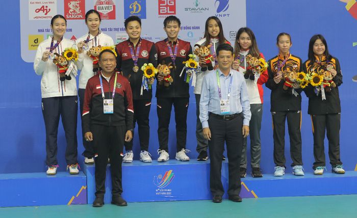 Dari kiri ke kanan: Benyapa Aimsaard/Nuntakarn Aimsaard (Thailand), Apriyani Rahayu/Siti Fadia Silva Ramadhanti (Indonesia), Insyirah Khan/Zhi Rui Bernice Lim (Singapura), Cheah Yee See/Cheng Su Hui (Malaysia) ketika berada di podium SEA Games 2021.