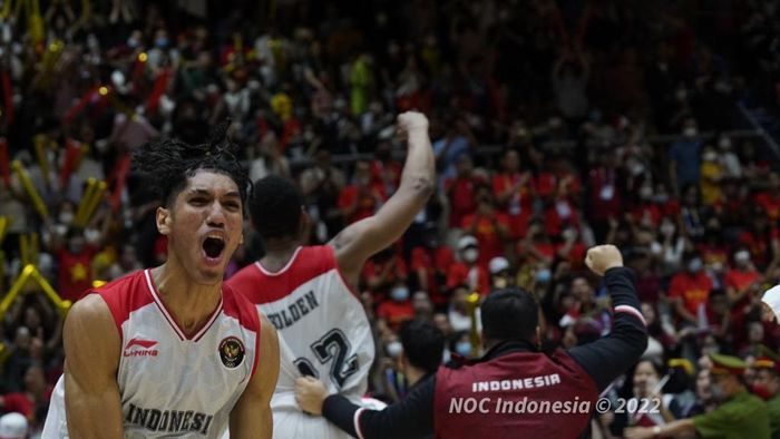 Selebrasi CdM Tim Indonesia untuk SEA Games Vietnam Ferry Kono  atas terciptanya sejarah tim basket putra Indonesia mengalahkan Filipina sekaligus merebut emas sejak 1977 di SEA Games 2021 Vietnam yang digelar di Thanh Tri Sport Information and Culutural Center Gymnasium, Minggu (22/5/2022).