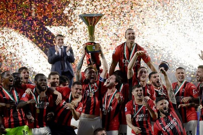Kapten AC Milan, Alessio Romagnoli, mengangkat trofi Liga Italia seusai mengalahkan Sassuolo dalam laga Serie A di Stadion Mapei, Minggu (22/5/2022).