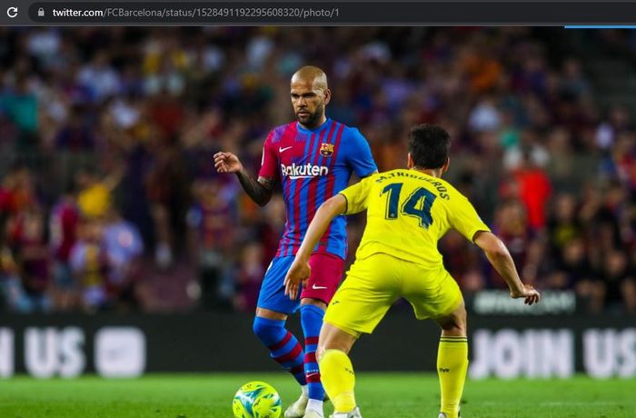 Bek sayap Barcelona, Dani Alves, saat menghadapi Villarreal dalam laga pekan ke-38 Liga Spanyol 2021-2022