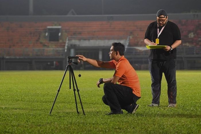 Tim PT Liga Indonesia Baru (LIB) saat melakukan inspeksi stadion-stadion.
