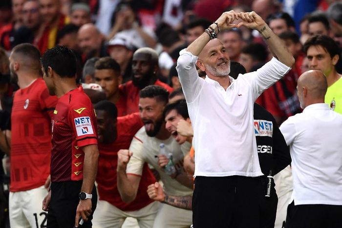 Pelatih AC Milan, Stefano Pioli, membantu I Rossoneri memenangkan gelar scudetto Liga Italia 2021-2022.