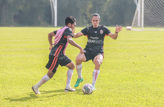 Bek Persija Jakarta, Ryuji Utomo (kanan), sedang melakukan pengawalan dalam latihannya di Lapangan Nirwana Park, Sawangan, Jawa Barat, 25 Mei 2022.