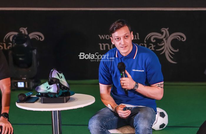 Pemain Fenerbahce, Mesut Ozil, sedang memberikan keterangan kepada awak media di Kantor Kementerian Pariwisata dan Ekonomi Kreatif Republik Indonesia, Jakarta, 25 Mei 2022.