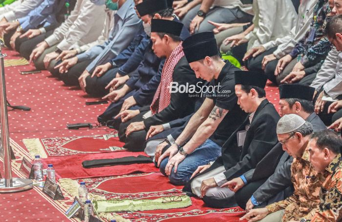 Momen Mesut Ozil sedang sholat Jumat di Masjid Istiqlal, Jakarta, 27 Mei 2022.