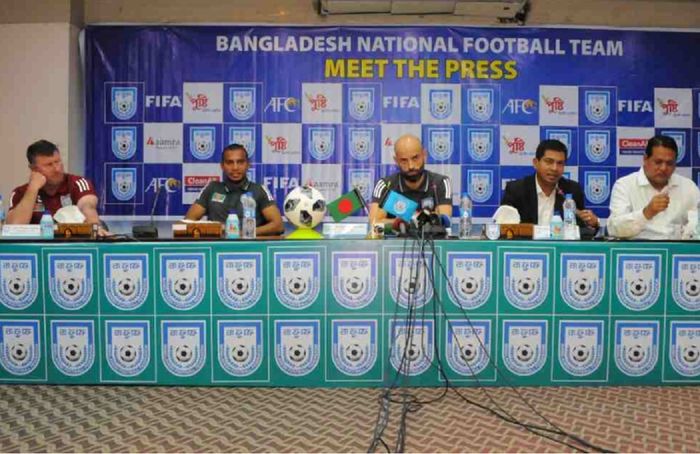 Pelatih dan perwakilan Timnas Bangladesh menggelar konferensi pers di Dhaka, Kamis (26/5/2022), menjelang duel kontra Indonesia.
