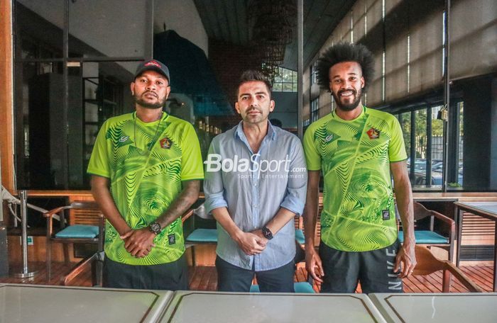 Pelatih Persik Kediri, Javier Roca (tengah), sedang berfoto bersama dua pemain baru Macan Putih yakni Fandry Imbiri (kiri) dan Joanderson (kanan) di Hotel Century, Jakarta, 27 Mei 2022.