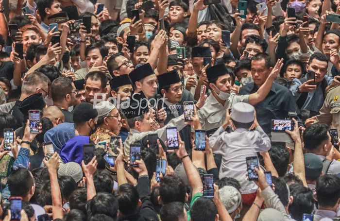 Momen Mesut Ozil sedang dikelilingi para jamaah sholat Jumat di Masjid Istiqlal, Jakarta, 27 Mei 2022.
