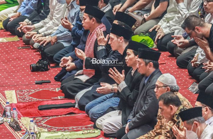 Momen Mesut Ozil sedang sholat Jumat di Masjid Istiqlal, Jakarta, 27 Mei 2022.