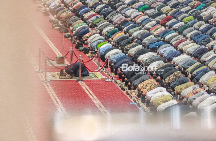 Suasana jamaah dan Mesut Ozil sedang sholat Jumat di Masjid Istiqlal, Jakarta, 27 Mei 2022.
