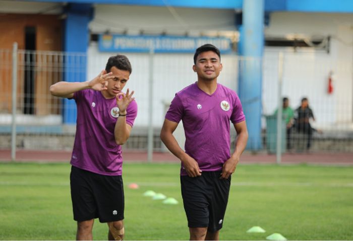 Egy Maulana Vikri dan Asnawi Mangkualam mengikuti latihan Timnas Indonesia di Stadion Sidolig, Bandung, Sabtu (28/5/2022).