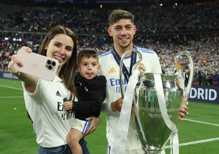 Pemain Real Madrid, Federico Valverde menelan ludahnya sendiri soal candaan menukar istrinya, Mina Bonino demi trofi Liga Champions.
