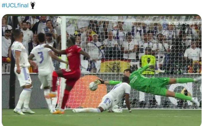 Momen saat Thibaut Courtois coba menahan tembakan Sadio Mane dalam final Liga Champions 2021-2022.