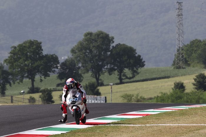 Aksi pembalap Honda Team Asia, Mario Suryo Aji, pada hari kedua Moto3 Italia di Sirkuit Mugello, Italia, 28 Mei 2022.