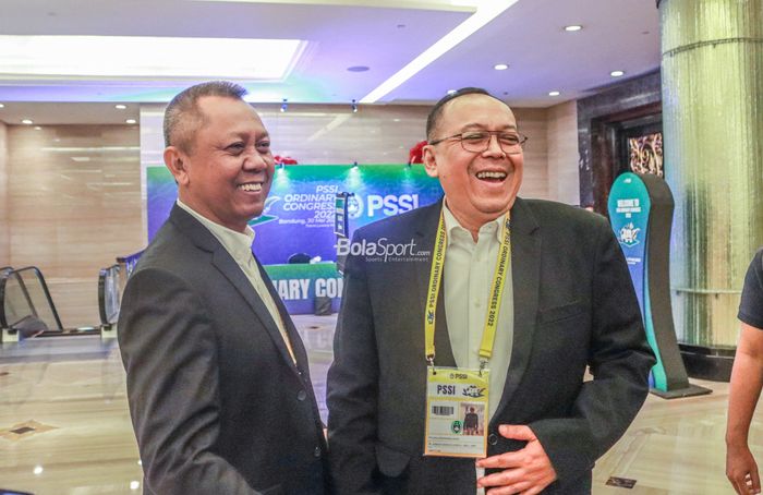Direktur Operasional PT LIB (Liga Indonesia Baru), Sudjarno (kiri) dan Direktur Utama PT LIB, Akhmad Hadian Lukita (kanan), nampak tersenyum saat ditemui di Hotel Trans Lexury, Bandung, Jawa Barat, 30 Mei 2022.