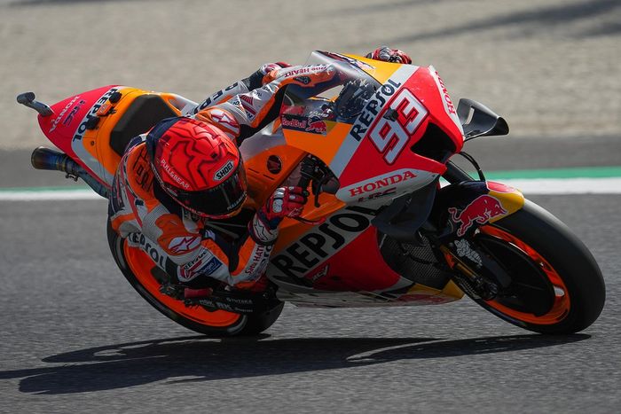 Aksi Pembalap Respol Honda, Marc Marquez pada MotoGP Italia 2022.