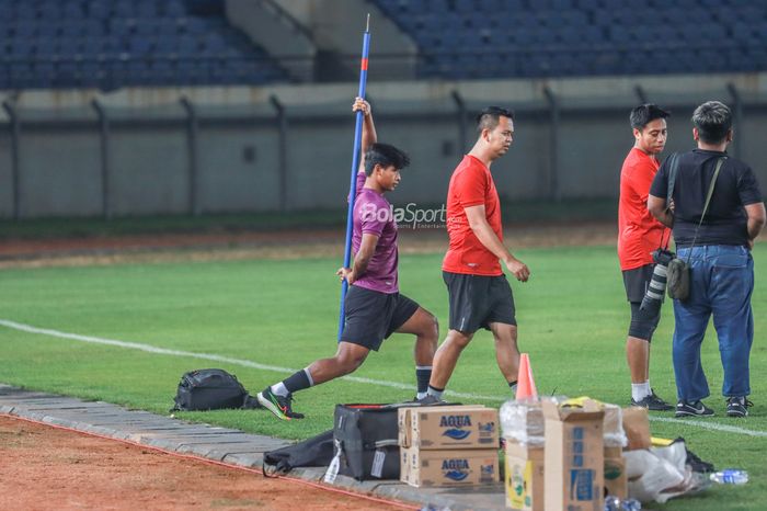 Irfan Jauhari nampak latihan terpisah dengan timnas Indonesia dalam latihannya di Stadion Si Jalak Harupat, Bandung, Jawa Barat, 31 Mei 2022.