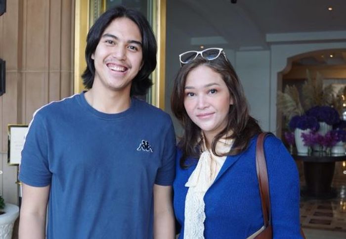 Maia Estianty dan putra keduanya El Rumi