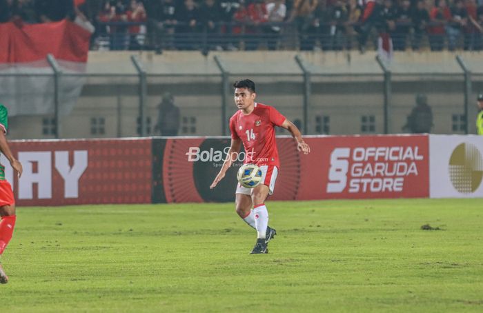 Bek sayap kanan timnas Indonesia, Asnawi Mangkualam, sedang menguasai bola di Stadion Si Jalak Harupat, Bandung, Jawa Barat, Rabu (1/6/2022).