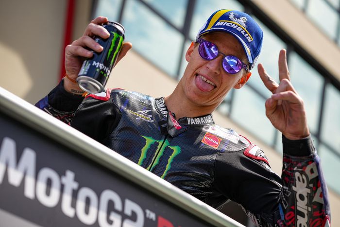 Pembalap Monster Energy Yamaha, Fabio Quartararo, ketika merayakan finis kedua di podium MotoGP Italia 2022, Sirkuit Mugello, (29/5/2022).