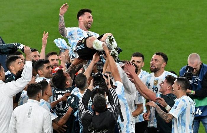 Lionel Messi diangkat ke udara setelah Argentina membantai Italia 3-0 dalam laga Finalissima di Wembley, London (1/6/2022).