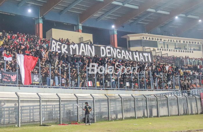 Sejumlah suporter timnas Indonesia nampak menyuarakan dukungannya di Stadion Si Jalak Harupat, Bandung, Jawa Barat, 1 Juni 2022.