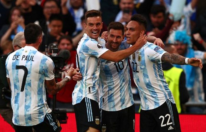 Lionel Messi (10) merayakan gol bersama rekan setim dalam laga Finalissima antara timnas Argentina melawan Italia pada Rabu (1/6/2022) di Stadion Wembley, Inggris.