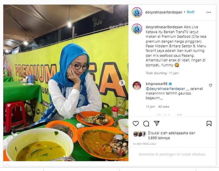 Desy Ratnasari makan di warung tenda pinggir jalan.