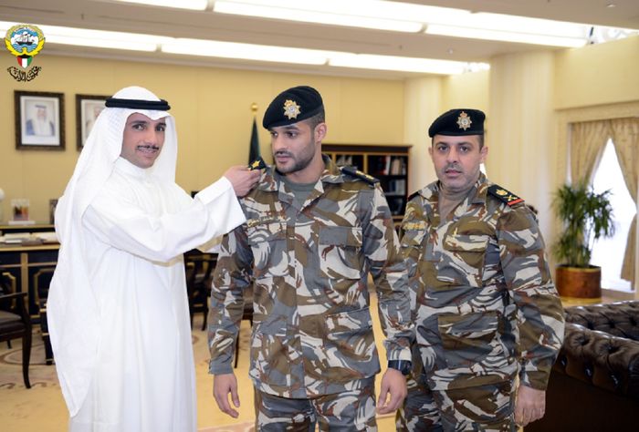 Bader Al-Mutawa (tengah) saat menerima kenaikan pangkat.