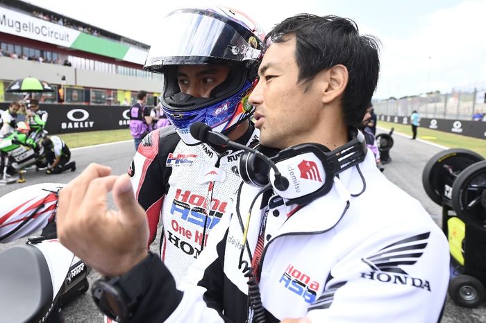 Mario Suryo Aji dan Manajer Tim Honda Team Asia, Hiroshi Aoyama, berdiskusi menjelang balapan Moto3 Italia di Sirkuit Mugello, Italia, 29 Mei 2022.