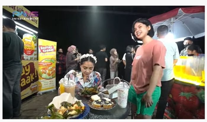 Nagita Slavina cicipi nasi bakar Melati JKT48
