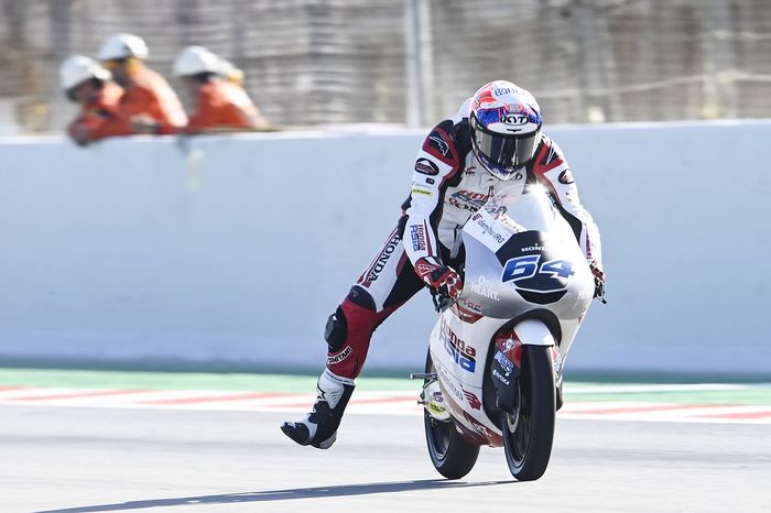 Aksi pembalap Honda Team Asia, Mario Suryo Aji, pada latihan bebas Moto3 Catalunya di Sirkuit Catalunya, Spanyol, 3 Juni 2022