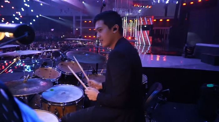 Potret Demas Narawangsa saat menabuh drum.
