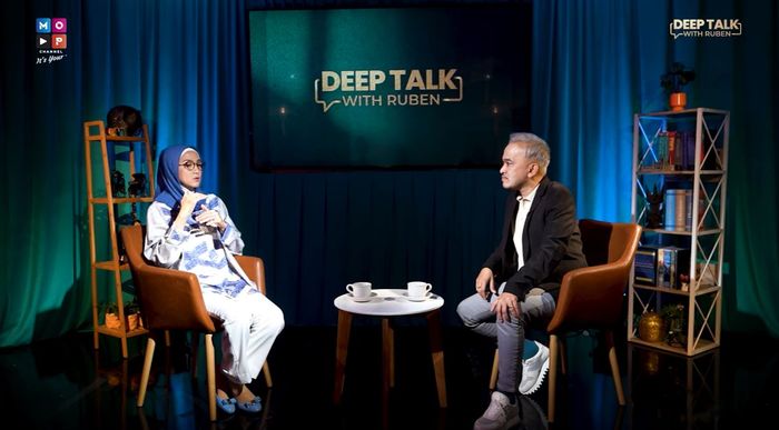 Desy Ratnasari saat mengobrol dengan Ruben Onsu