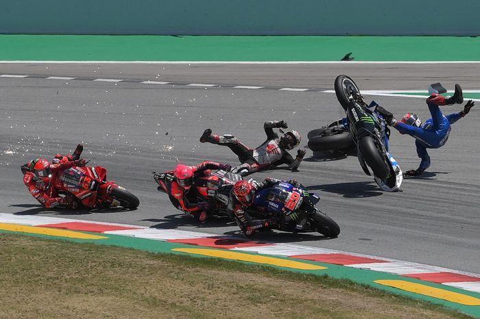 Bagnaia menjadi korban kecelakaan besar saat start MotoGP Catalunya. Quartararo tak menyia-nyiakannya dengan merebut kemenangan meyakinkan.