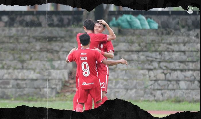 Selebrasi Sutanto Tan, Gavon Kwan Adsit dan Samsul Arif saat Persis Solo mengimbang Bali United dengan skor 2-2 pada laga ujicoba di Stadion Sriwedari, Kota Surakarta, Minggu (5/6/2022).