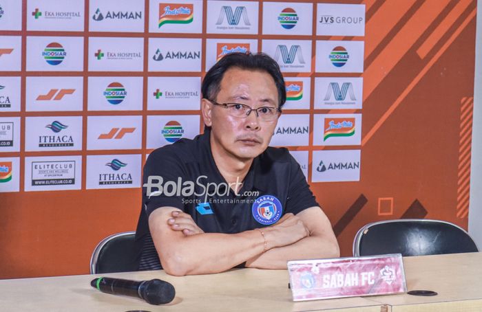 Pelatih Sabah FC, Ong Kim Swee, saat memberikan keterangan kepada awak media di Stadion Patriot Candrabhaga, Bekasi, Jawa Barat, 5 Juni 2022.