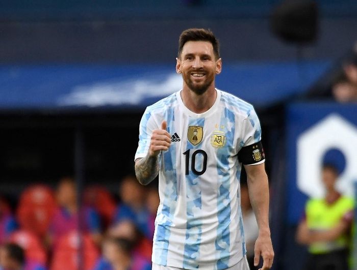 Lionel Messi dalam laga uji coba Argentina vs Estonia di Stadion El Sadar, Minggu (5/6/2022).