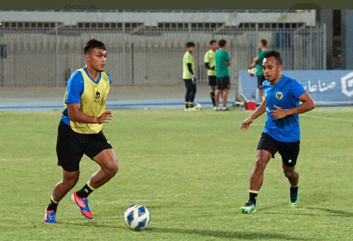 Rachmat Irianto dan Irfan Jaya berlatih di Stadion Thamir, Kuwait, dalam persiapan Timnas Indonesia melawan Kuwait pada Kualifikasi Piala Asia 2023.