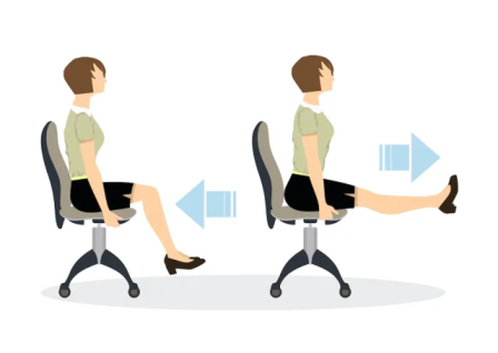Gerakan leg lift di kursi kantor untuk mengatasi nyeri punggung.