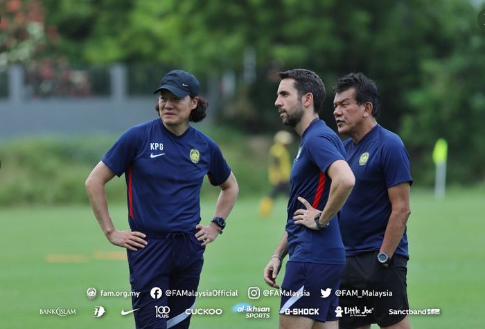 Pau Marti Vicente (tengah) mendampingi Kim Pan-gon dalam latihan Timnas Malaysia di Wisma FAM, Kelana Jaya, 5 Juni 2022, untuk persiapan Kualifikasi Piala Asia 2023.