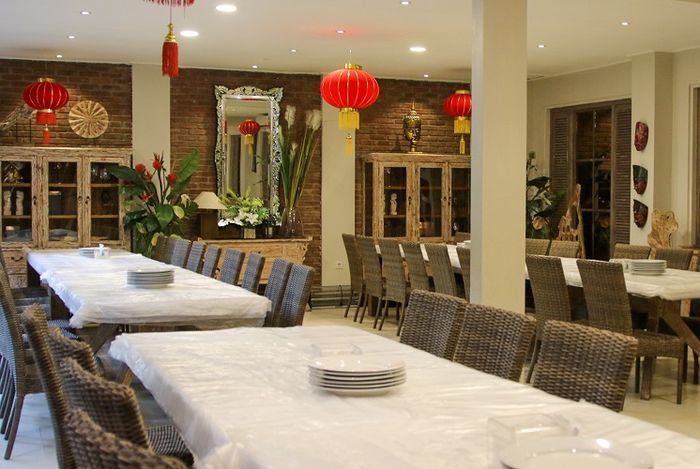 Layar Seafood 99 provides indoor and semi-outdoor areas whose ambiances are pretty contrasting.