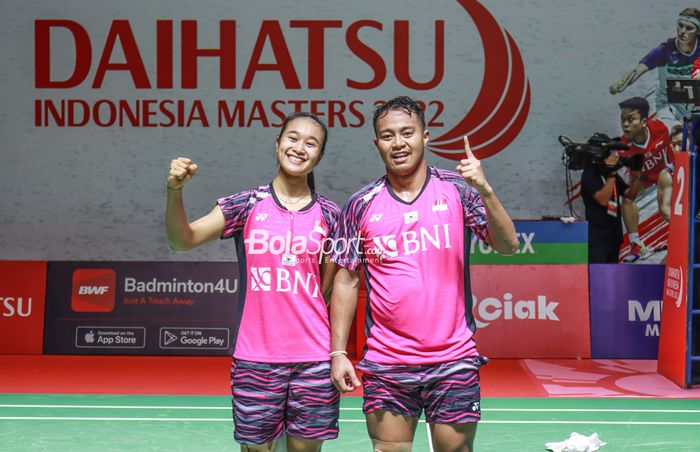 Pasangan ganda campuran Indonesia, Rehan Naufal Kusharjanto dan Lisa Ayu Kusumawati, Atlet bulu tangkis tunggal putra Indonesia, Anthony Sinisuka Ginting (Anthony Ginting), sedang bertanding di Istora Senayan, Jakarta pada 8 Juni 2022.