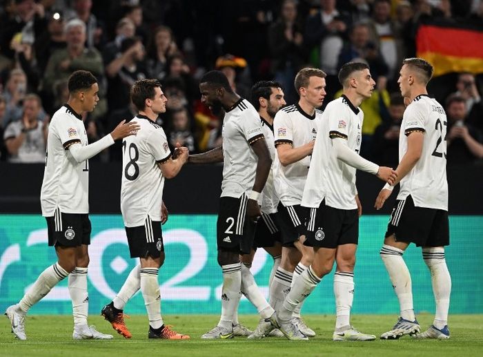 Para pemain timnas Jerman merayakan gol Jonas Hofmann ke gawang timnas Inggris dalam laga UEFA Nations League, Selasa (7/6/2022).
