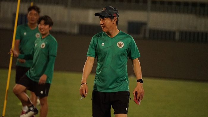Pelatih timnas Indonesia, Shin Tae-yong, saat memimpin persiapan skuad Garuda jelang laga melawan timnas Kuwait.
