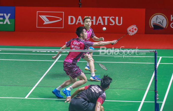 Atlet bulutangkis ganda putra Malaysia, Aaron Chia dan Soh Wooi Yik, sedang bertanding di Istora Senayan, Jakarta, 9 Juni 2022.